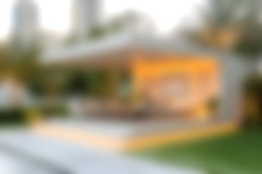 Zarif mobilyaların bulunduğu ve verimli peyzajlarla çevrili huzurlu bir açık hava rahatlama alanı keşfedin. Huzurlu akşamlar ve boş zaman aktiviteleri için mükemmel..