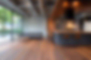 Doğal ahşap döşemesi ve geniş bir yerleşimi olan güzel tasarlanmış modern bir iç mekan. Oda aydınlık gün ışığıyla dolu, huzurlu bir atmosfer sunuyor..