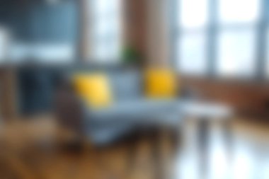 Bu rahat oturma odasında, parlak sarı aksanlı yastıklı şık bir kanepe var. Sıcak, davetkar bir atmosferde modern tasarım unsurlarını tamamlıyor..