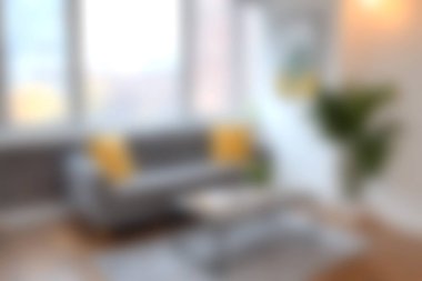 Geniş pencereli, modern dekorlu, rahat bir kanepe, neşeli yastıklar ve şık bir kahve masası olan parlak ve rahat bir oturma odası. Rahatlamak için mükemmel..