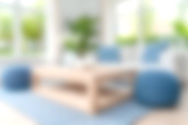 Parlak ve davetkar oturma odasında mavi aksanlar, şık mobilyalar ve bol miktarda doğal ışık var. Rahatlamak ve rahatlamak için mükemmel bir yer..