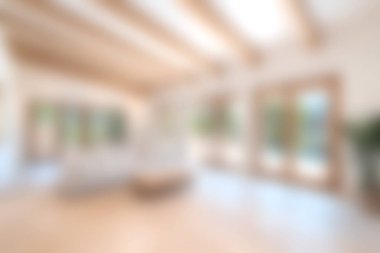 Bu dingin oturma odasında büyük pencerelerden ahşap kirişler ve bol miktarda doğal ışık geçiyor. Rahatlamak için mükemmel sıcak ve davetkar bir atmosfer yaratıyor..