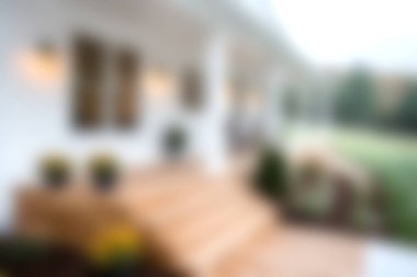 İçinde ahşap merdivenler, saksı bitkileri ve davetkar bir atmosfer olan sakin bir veranda. Evin özünü yakalamak ve rahatlamak için ideal..