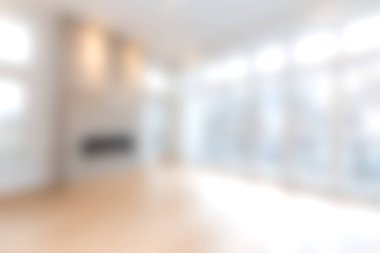 Bu parlak ve modern oturma odası, alanı doğal ışıkla dolduran geniş pencereler barındırıyor. Rahatlamak için mükemmel bir minimalist ve davetkar atmosfer yaratıyor..