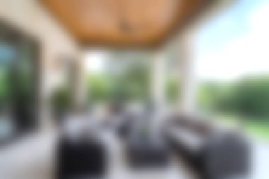 Rahat bir oturma yeri ve yemyeşil manzaralı, rahatlamak ve gün ışığında sosyalleşmek için mükemmel bir yer..