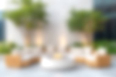 Modern mobilyaların ve yemyeşil yeşilliklerin bulunduğu şık bir açık hava oturma alanı keşfedin. Sakin bir ortamda rahatlamak ve eğlenmek için mükemmel..