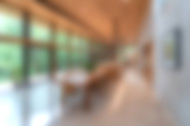 Güzel, modern bir oturma odası, bol doğal ışık ve davetkar bir atmosfer yaratan minimalist bir dekorla açık bir düzen sergiliyor..