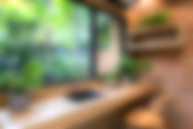 Bereketli yeşillik ve bol doğal ışıkla vurgulanmış sakin bir çalışma alanı yaratıcılık ve rahatlama için davetkar bir atmosfer yaratıyor..