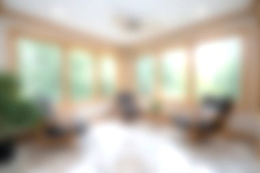 Bu güneş odası alanı doğal ışıkla dolduran geniş pencerelere sahip. Rahatlama ve sükunet için mükemmel bir ortam yaratıyor. Doğanın zevkini çıkarmak için ideal..