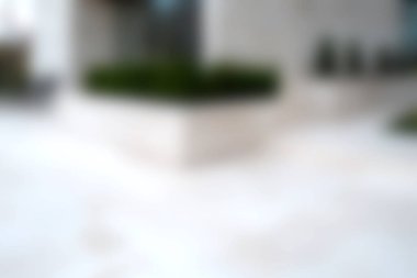 Bu resim, modern tasarım temaları için mükemmel, sakin bir ortamda temiz çizgiler ve yumuşak yeşilliğin yer aldığı minimalist bir şehir mimari sahnesini sergiliyor..