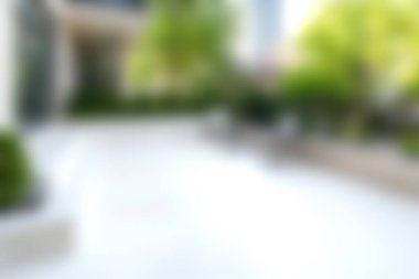 Yeşillik ve şık mobilyaların yer aldığı, rahatlamak için mükemmel sakin bir atmosfer yaratan modern bir açık hava görüntüsü..