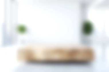 Parlak ve havadar oturma odasında minimalist tasarım sergileniyor. Nazik mobilyalar ve ev bitkileri, sakin ve davetkar bir atmosfer yaratıyor..