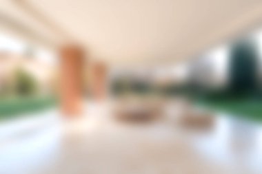 Yeşillik ve rahatlık için davetkar sükunet ve yemyeşil ile çevrili rahat bir oturma düzenine sahip güzel bir açık hava terası keşfedin..