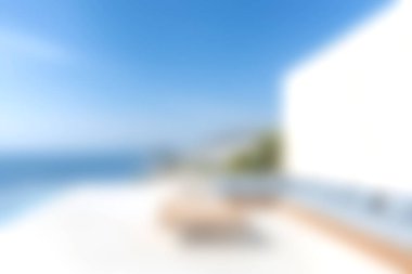 Okyanusa bakan modern bir terastan bu sakin kıyı manzarasıyla sükuneti tecrübe edin. Huzurlu ortam rahatlamayı ve kaçmayı davet ediyor..