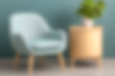 Ahşap bir sehpanın yanında modern bir koltuk, yapraklı bir bitki aksanlı modern oturma odası ilhamı ve konforu için mükemmel bir ortam..