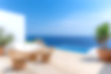 Bu resim, çarpıcı mavi bir okyanusa bakan zarif dış mobilyalarla sakin bir kıyı manzarası yakalıyor. Yaz kaçışları ve rahatlama için mükemmel..