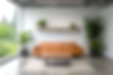 Modern bir oturma odasında davetkar bir deri kanepe ve geniş pencereler bulunur, doğayı bütünleştirir. İçerideki bitkiler ve doğal ışık huzurlu ve rahat bir atmosfer yaratıyor..