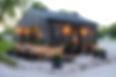 Sıcak ışıkları ve açık havası olan rahat, sakin bir mahalle ortamında rahatlamak için mükemmel bir mekanı olan modern bir ev keşfedin..