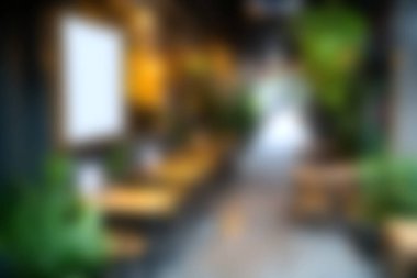 Bereketli yeşilliklerle bezenmiş sakin bir yol ziyaretçileri rahatlamaya ve gevşemeye davet ediyor, eğlence ve keyif için mükemmel bir şehir kaçışı yaratıyor..