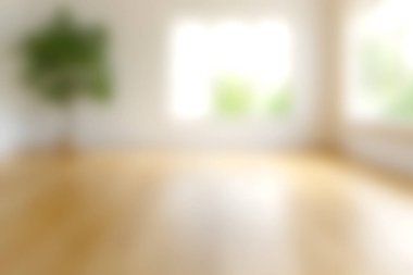 Doğal ışığı davet eden büyük pencereli parlak ve havadar bir oda. Yeşil bir bitki, minimalist dekora doğanın bir dokunuşunu ekler ve yeni bir atmosfer yaratır..