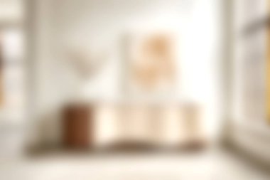 Bu resim, şık mobilyalar ve modern sanatın yer aldığı rahat ve minimalist bir oturma odasını gösteriyor. Doğal ışık, sakin atmosferi güçlendirir. Rahatlamak için mükemmeldir..