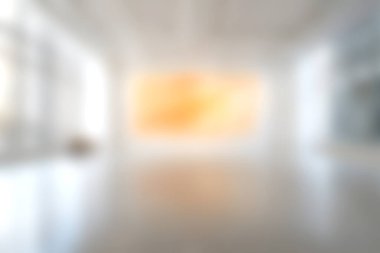 Geniş modern sanat galerisinin iç mimarisi, iyi aydınlatılmış bir duvarda yaratıcı ve ilham verici bir ortam sunan enerjik ve soyut sanat eserlerini sergiliyor..