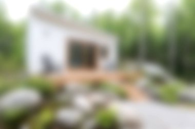 Bereketli yeşillikler ve kayaların arasına yuva yapmış, geniş ahşap bir güverte, rahatlamak ve doğaya kaçmak için mükemmel..