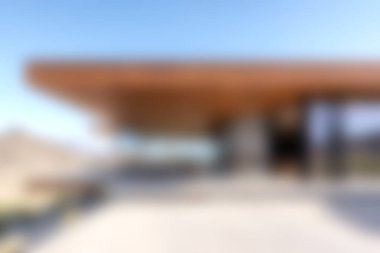 Modern mimari tasarımı, geniş cam duvarları ve rahatlama ve keyif için ideal geniş bir açık hava alanı olan çarpıcı bir ev keşfedin..