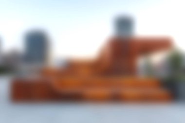 Ahşap elementlerden yapılmış büyüleyici bir kentsel yapı modern bir şehrin siluetine karşı duruyor, eşsiz tasarım özellikleri sergiliyor ve rahatlamak için açık havaya davet ediyor..