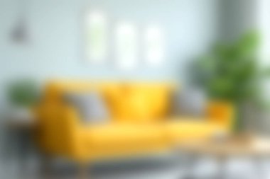 Rahat sarı bir kanepe, yumuşak mavi duvarlar ve yeşil bitki dekoru olan modern bir oturma odasını güzelleştirdi. Rahatlama ve tarz için mükemmel..