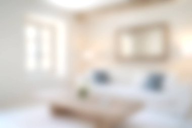 Bu sakin oturma odası rahat mobilyalar ve parlak, nötr tonları birleştirip sıcak bir atmosfer yaratıyor. Rahatlama ya da sosyal toplantılar için mükemmel. Minimalist dekorasyon ve doğal ışık içeriyor..