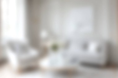 Bu resimde, beyaz bir kanepe ve tarafsız tonlarda rahat bir sandalye bulunan rahat bir oturma odası görülüyor. Uzay, modern dekorun ve rahatlamak için mükemmel sıcak bir atmosferin altını çiziyor..