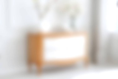 Zarif ahşap mobilyaların bulunduğu parlak bir İskandinav iç mimarisi modern yaşam ve rahatlama için mükemmel bir ortam yaratıyor..