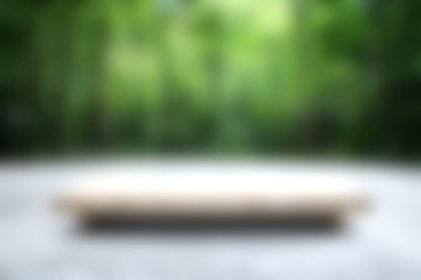 Minimalist bir ahşap masa, sakin bir orman ortamında sadelik ve zarafet sergiliyor. Açık havada toplanmak ya da doğada rahat anlar için ideal..