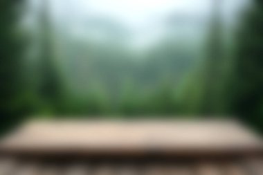 Huzurlu bir orman sahnesi, sisli ağaçlar ve ahşap bir güverte, dinlenmek ve geri çekilmek için mükemmel. Huzur arayan doğa meraklıları için ideal..