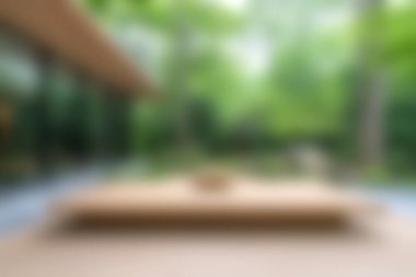 Bereketli yeşilliklerle çevrili ahşap bir güverteye sahip sakin bir açık hava dinlenme ve rahatlama için huzurlu bir atmosfer yaratıyor..