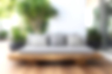 Bereketli yeşilliklerle çevrili, modern minimalist bir kanepenin rahat ve davetkar bir atmosfer yarattığı sakin bir iç mekan..