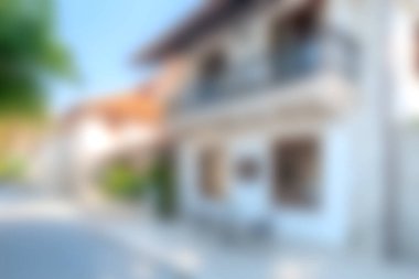 Çekici mimari, modern elementler ve bereketli yeşillik içeren sakin bir sokak manzarası, şehir güzelliği ve sükunetini sergilemek için mükemmel..