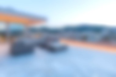 Modern mobilyaların bulunduğu sakin bir açık hava oturma alanı, rahatlamak ve güzel günbatımı manzaralarının keyfini çıkarmak için ideal. Huzurlu akşamlar için mükemmel..