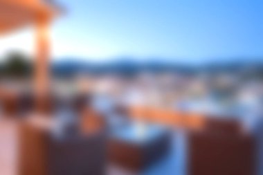 Modern mobilyalar ve güzel günbatımı manzaralı sakin bir açık hava oturma alanı keşfedin. Rahatlamak ve eğlenmek için mükemmel bir ortam..