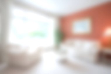 Yumuşak renklerin ve doğal ışığın bulunduğu rahat bir oturma odası. Rahatlama ve rahatlama için ideal sıcak ve davetkar bir atmosfer yaratıyor..