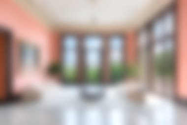 Geniş pencerelerden gelen doğal ışıkla dolu güzel tasarlanmış oturma odası şık bir ev için rahat bir atmosfer ve zarif dekorlar sunuyor..