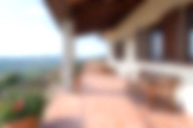 Çevredeki manzaranın güneşli ve aydınlık bir görüntüsünü sergiliyor. Rahatlamak ve doğanın güzelliğinin tadını çıkarmak için ideal..