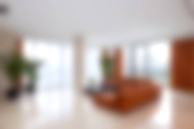 Parlak doğal ışığın, rahat mobilyaların ve zarif dekorun bulunduğu modern bir oturma odası keşfedin. Bu şık iç mekan sıcak ve davetkar bir atmosfer yaratıyor..