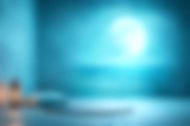 Yumuşak ışıklandırmaya sahip ruhani mavi bir ortam, rahatlama ve meditasyon deneyimleri için mükemmel bir sakinlik ve sükunet hissi uyandırır..