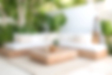 Tarafsız tonlar, rahat yastıklar ve yemyeşil çiçeklerle dolu açık hava oturma alanları. Sakin bir ortamda rahatlama ve rahatlama için mükemmel..