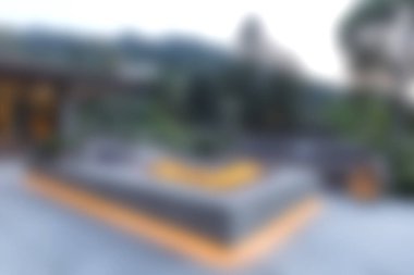 Modern oturma düzenine ve çarpıcı bir manzaraya sahip, rahatlama ve sosyal toplantılar için mükemmel tasarlanmış bir açık alan..