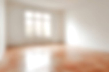 Bu görüntü, geniş pencereli ve parlak ahşap zeminli parlak ve ferah bir oda yakalıyor. Tasarım ilhamı için ideal.