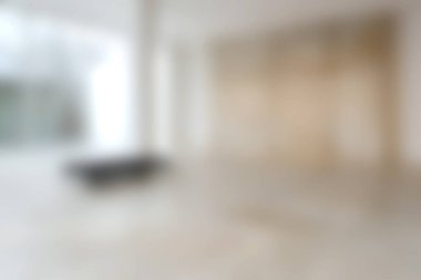 Temiz çizgiler ve basit dekorlarla sakin bir atmosferi vurgulayan, doğal ışık gösteren, havadar ve parlak bir modern minimalist iç mekan..