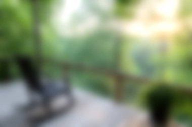 Yeşilliğe tepeden bakan rahat koltukları olan güzel bir açık hava alanı. Rahatlamak için ideal, doğanın tadını çıkarmak için, ya da huzurlu güneş ışığında ıslanmak için..